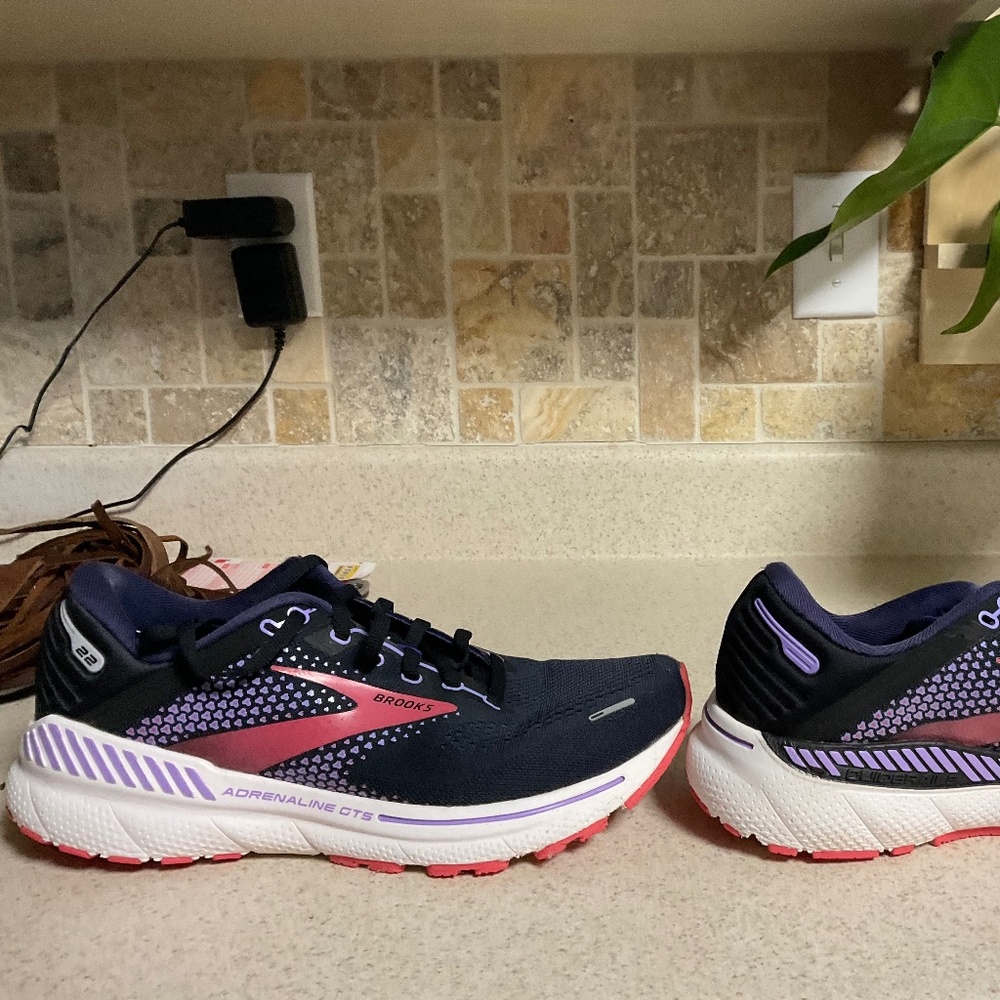 Brooks Women's Adrenaline GTS 22 Running Shoes 10